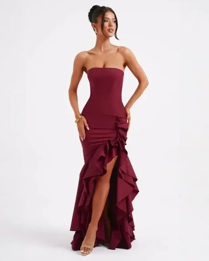 Sexy strapless summer dress in burgundy with ruffled details and a high slit, perfect for elegant occasions.