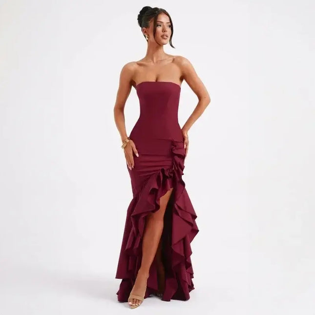 Sexy strapless summer dress in burgundy with ruffled details and a high slit, perfect for elegant occasions.