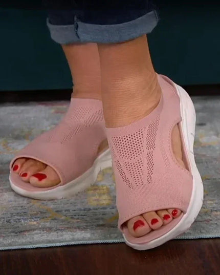 zapatos de mujer verano 2024 en color rosa claro con diseño deportivo y plataforma, perfectos para el verano.