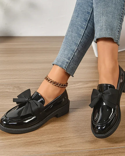 Bow tie loafers for women in black, featuring a charming bow decoration and round toe design, perfect for daily outdoor wear.