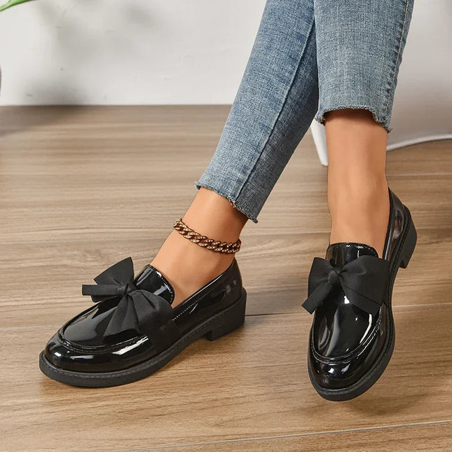 Bow tie loafers for women in black, featuring a charming bow decoration and round toe design, perfect for daily outdoor wear.